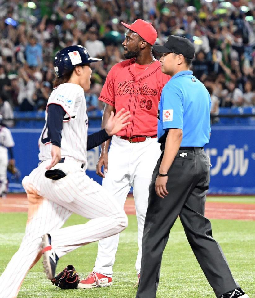 　９回、赤羽（左）の左翼への一打はリプレー検証の結果、逆転サヨナラ３ランとなり、ぼう然と立ち尽くすハーン（撮影・佐藤厚）