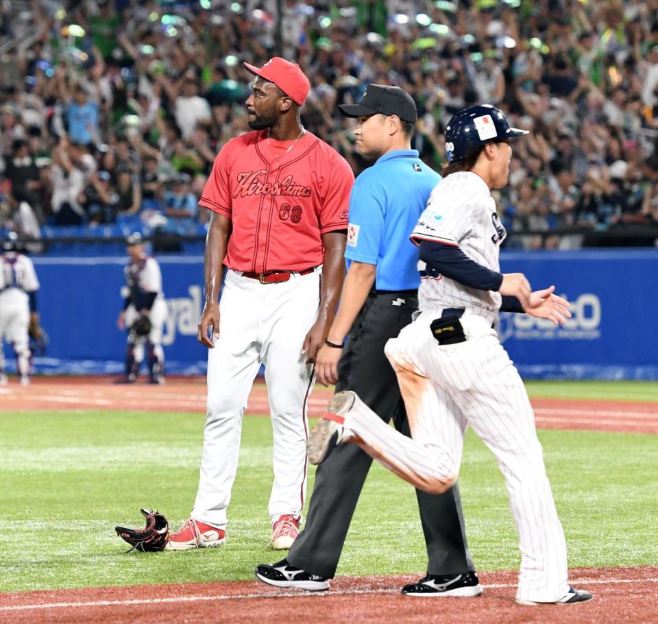 　９回、赤羽（右）の左翼への一打はリプレー検証の結果、逆転サヨナラ３ランとなり、ぼう然と立ち尽くすハーン（撮影・佐藤厚）