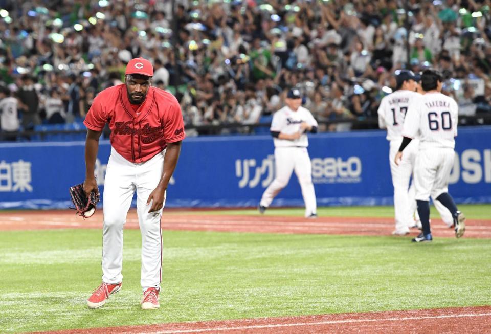　９回、赤羽に逆転サヨナラ３ランを打たれ、がっくりと肩を落とすハーン（撮影・佐藤厚）