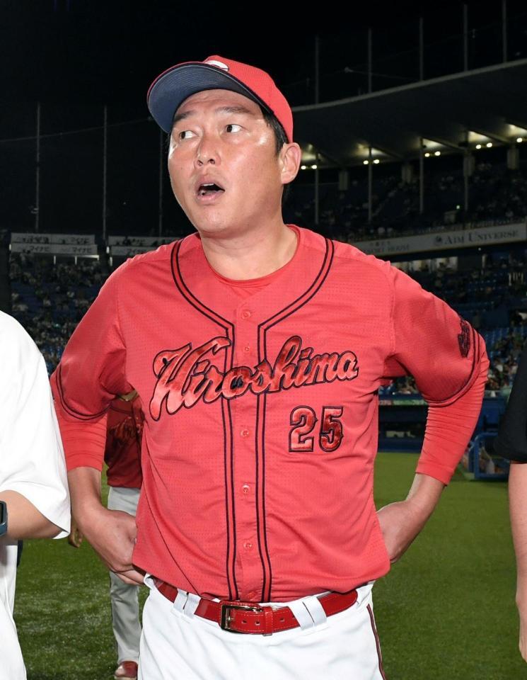 　うつろな表情で記者の質問に答える新井監督（撮影・佐藤厚）