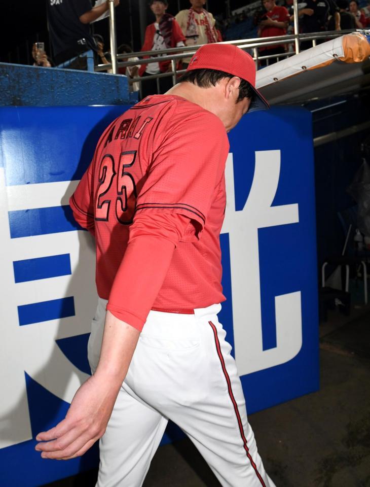 　がっくりと引き揚げる新井監督（撮影・佐藤厚）