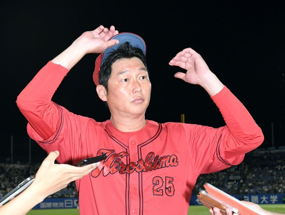 　がっくりと引き揚げる新井監督（撮影・佐藤厚）