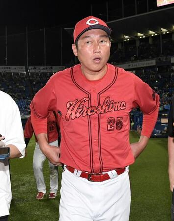 　うつろな表情で記者の質問に答える新井監督＝２１日