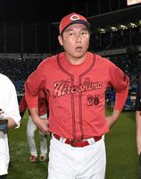 　うつろな表情で記者の質問に答える新井監督（撮影・佐藤厚）