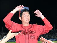 　がっくりと引き揚げる新井監督（撮影・佐藤厚）