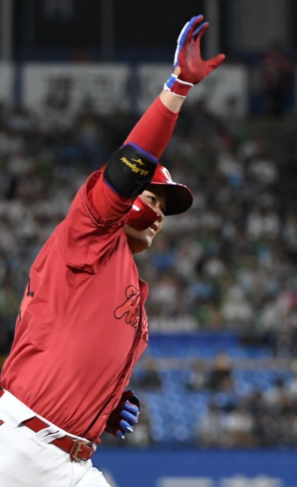 　５回、林は左越えに２試合連続の２号３ランを放ち、右手を高々と上げ本塁に向かう（撮影・佐藤厚）