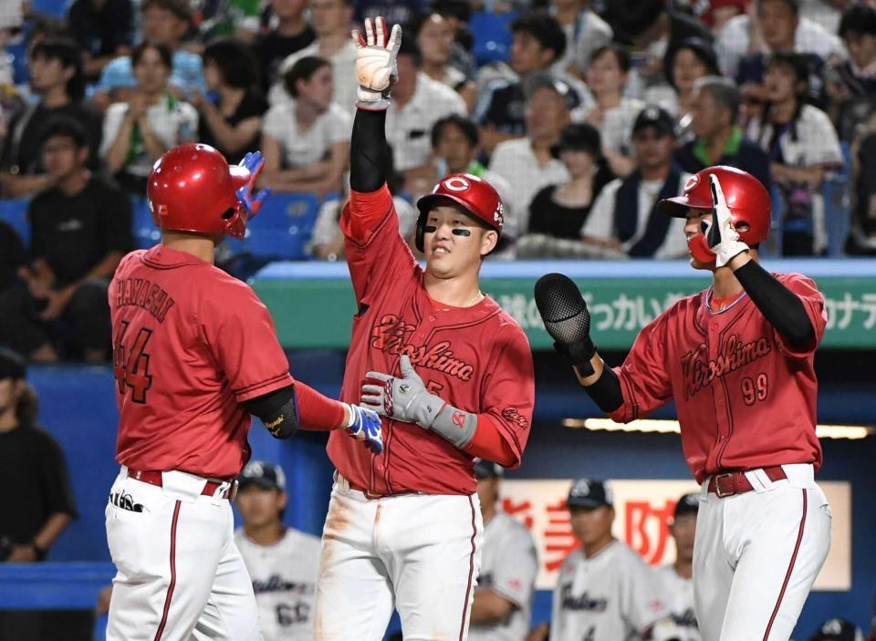 　小園（中央）らに迎えられ生還する林（左）＝撮影・佐藤厚