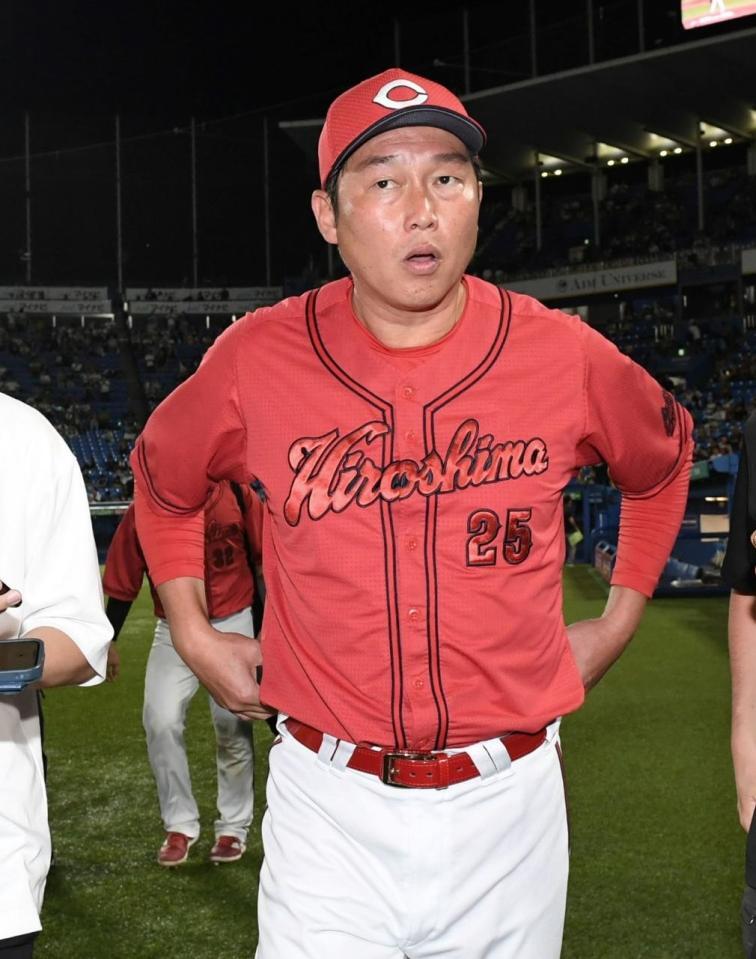 　うつろな表情で記者の質問に答える新井監督＝２１日