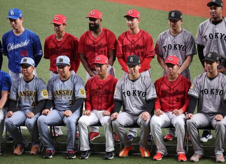 　記念写真を撮る広島の選手（撮影・田中太一）