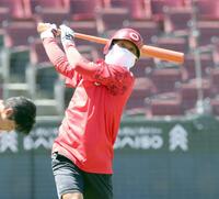 　フェースマスクをして打撃練習をする羽月（撮影・市尻達拡）