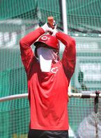 　フェースマスクをして打撃練習をする羽月（撮影・市尻達拡）