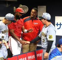 　試合前、ファビアンと握手しながら談笑する大山（右）＝撮影・北村雅宏