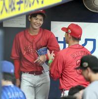 　５回を無失点に抑え、ベンチで坂倉にねぎらわれる森浦（撮影・田中太一）