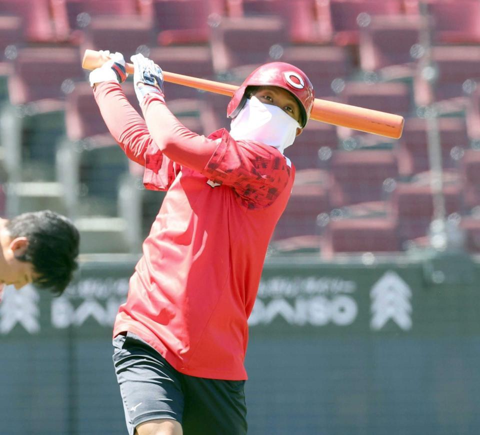 　フェースマスクをして打撃練習をする羽月（撮影・市尻達拡）