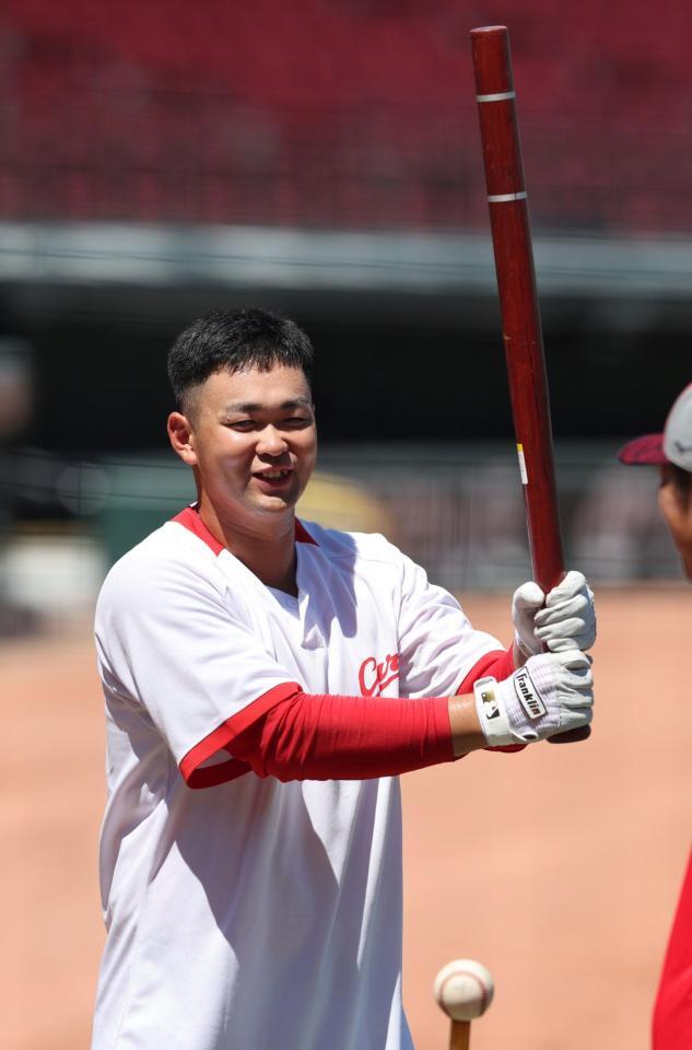 　打撃練習中に笑顔を見せる林（撮影・市尻達拡）
