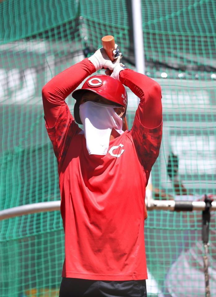 　フェースマスクをして打撃練習をする羽月（撮影・市尻達拡）