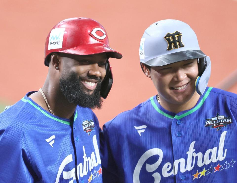 　大山（右）と記念写真を撮るファビアン（撮影・田中太一）