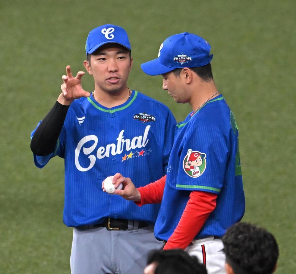 　島内（右）と話す石井（撮影・飯室逸平）