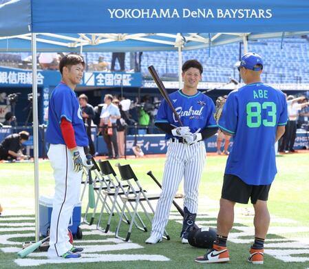 　阿部監督（右）の話に聞き入る坂本（中央）と坂倉（撮影・西岡正）