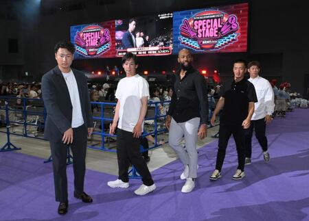 　パープルカーペットの上を歩く（左から）広島・島内颯太郎、森浦大輔、サンドロ・ファビアン、矢野雅哉、坂倉将吾（撮影・伊藤笙子）