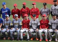 　記念写真を撮る広島の選手（撮影・田中太一）