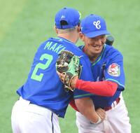 　牧（左）の打撃投手を務め、優勝を決め喜ぶ矢野（撮影・伊藤笙子）