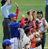 　子どもたちとふれ合う矢野（撮影・田中太一）