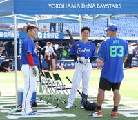 　阿部監督（右）の話に聞き入る坂本（中央）と坂倉（撮影・西岡正）