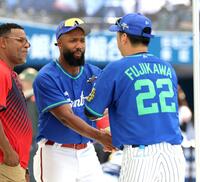 　藤川監督（右）と握手するファビアン（撮影・西岡正）