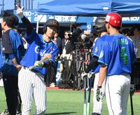 　練習中に言葉を交わす近本（左）と矢野（撮影・堀内翔）