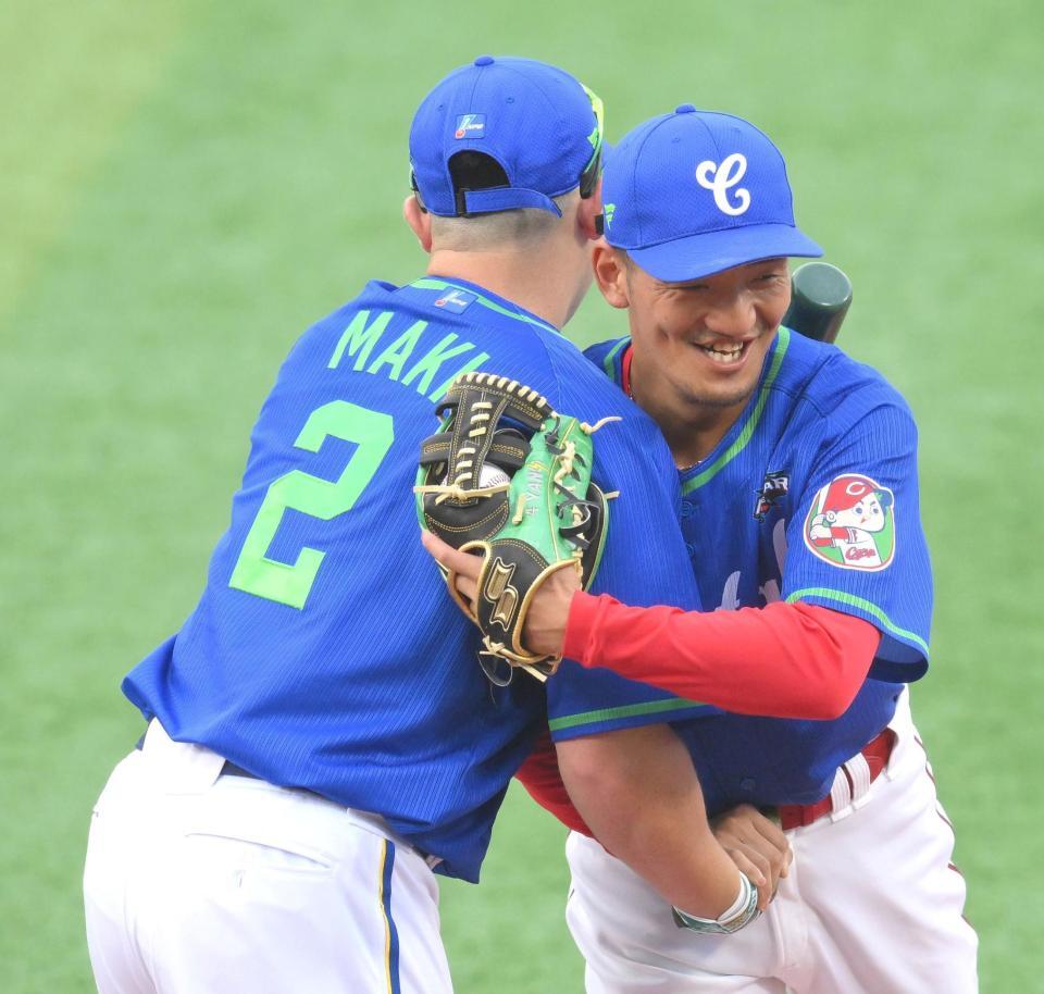 　牧（左）の打撃投手を務め、優勝を決め喜ぶ矢野（撮影・伊藤笙子）