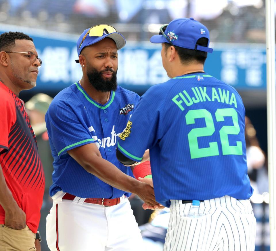 　藤川監督（右）と握手するファビアン（撮影・西岡正）