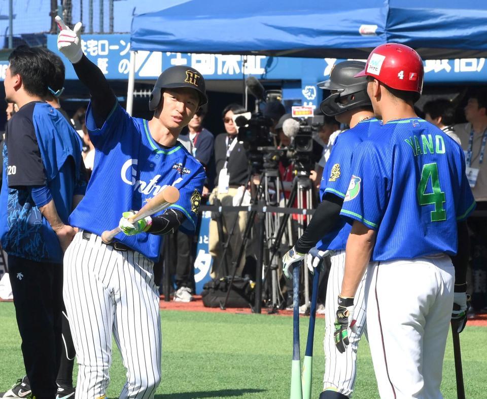 　練習中に言葉を交わす近本（左）と矢野（撮影・堀内翔）