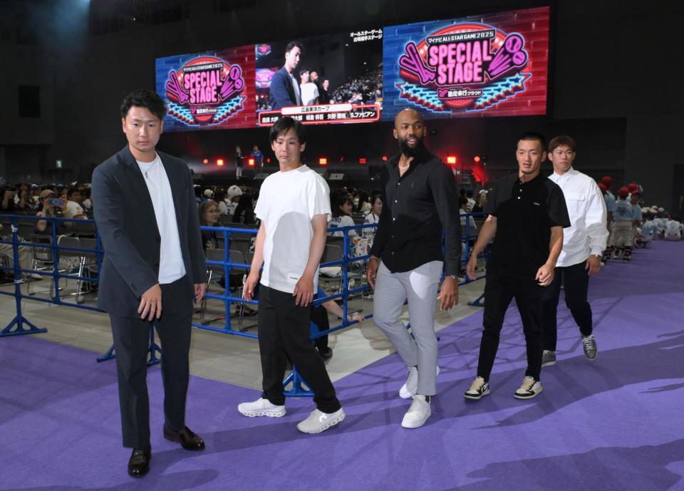 　パープルカーペットの上を歩く（左から）広島・島内颯太郎、森浦大輔、サンドロ・ファビアン、矢野雅哉、坂倉将吾（撮影・伊藤笙子）