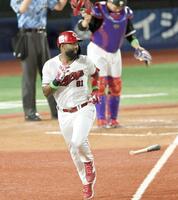 　２回、左前打を放ち、一塁へ向かうファビアン（撮影・田中太一）