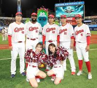 　記念撮影する（左から）島内、ファビアン、森浦、坂倉、矢野（撮影・西岡正）