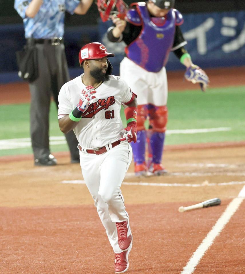 　２回、左前打を放ち、一塁へ向かうファビアン（撮影・田中太一）