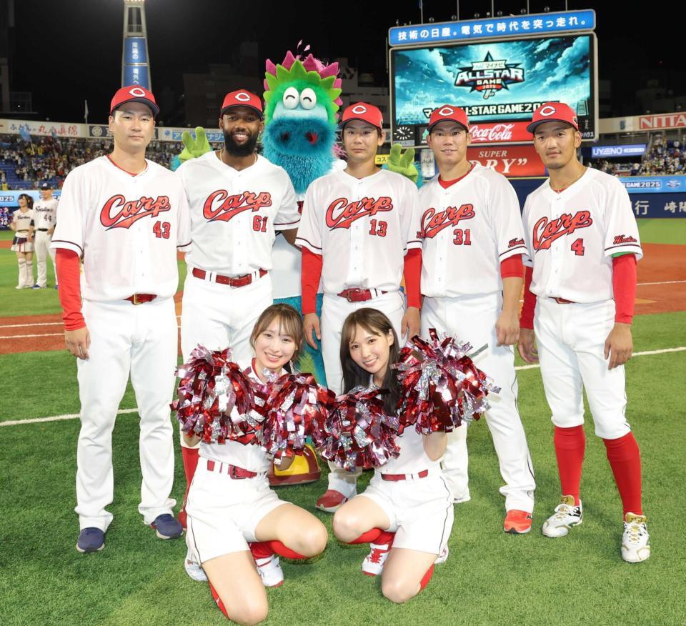 　記念撮影する（左から）島内、ファビアン、森浦、坂倉、矢野（撮影・西岡正）