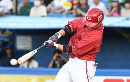 　１回、坂倉は右前適時打を放つ（撮影・佐藤厚）