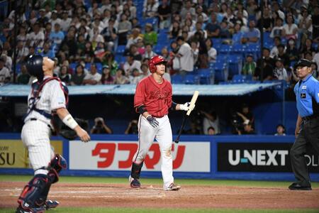 　３回、捕邪飛となる打球を打ち上げ、中村悠（左）が捕球する前にベンチへ引き揚げる坂倉＝７月２０日