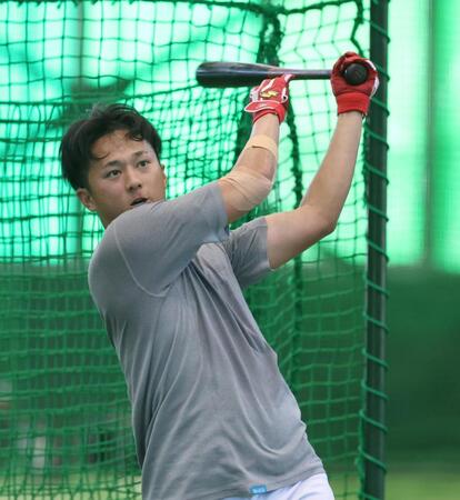 　打撃練習をする佐々木（撮影・市尻達拡）