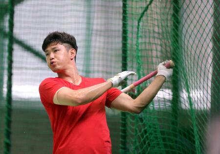 　打撃練習をする中村奨（撮影・市尻達拡）
