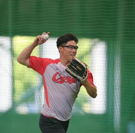 　ノックを受け、ランニングスローをする中村奨（撮影・市尻達拡）