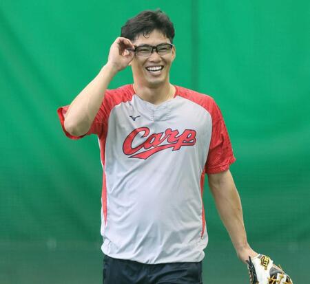 　ノックを終え、笑顔を見せる中村奨（撮影・市尻達拡）