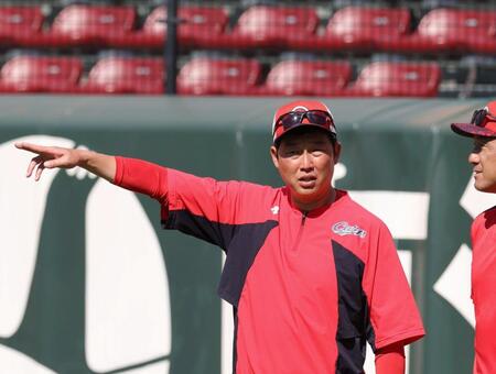 　身ぶり手ぶりで話をする新井監督（撮影・市尻達拡）