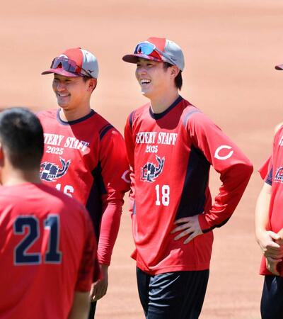 　練習前、羽月の一発芸に笑顔を見せる森下（右）と森（撮影・市尻達拡）