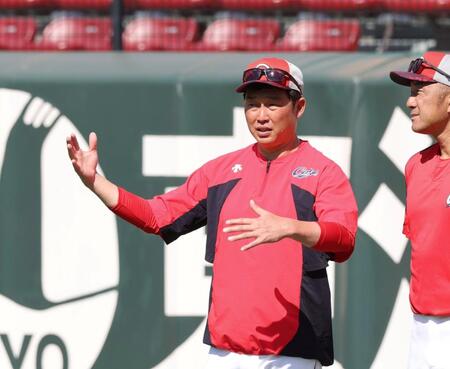 　身ぶり手ぶりで話をする新井監督（撮影・市尻達拡）