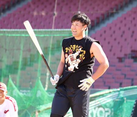 　居残りロングティーで左打ちをする末包（撮影・市尻達拡）