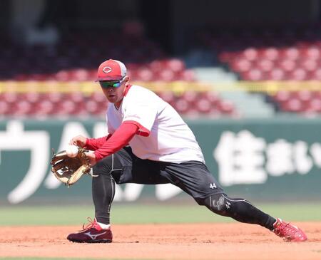 　三塁でノックを受ける林（撮影・市尻達拡）