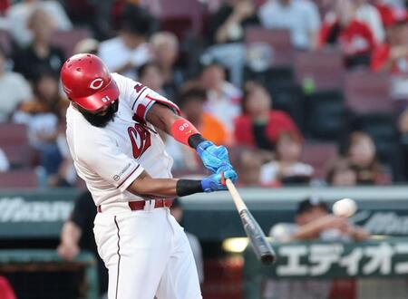 　４回、左越えソロを放つファビアン（撮影・市尻達拡）